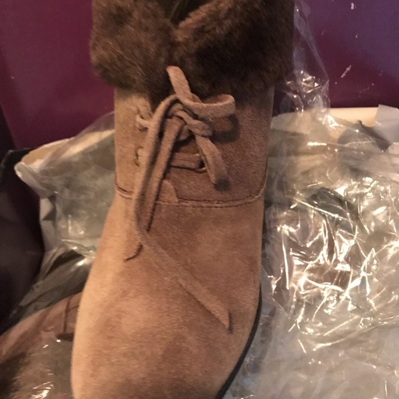 B Makowsky wedge bootie ankle tie suede beige NWB “Nellie” 8.5m NIB - Picture 2 of 10